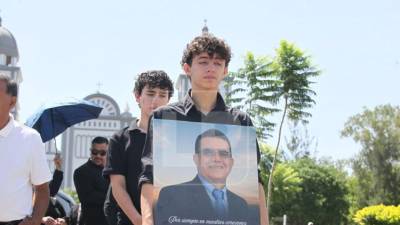 Familiares, amigos, colegas y representantes del gremio periodístico despidieron este sábado al periodista Arístides Luis Aceituno Calderón, quien fue sepultado en Jardines de Paz Suyapa, en Tegucigalpa, luego de una ceremonia rodeada de afecto y reconocimiento a su trayectoria profesional.