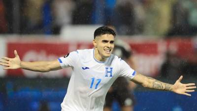 Luis Palma celebrando su gol contra México en el estadio Morazán.