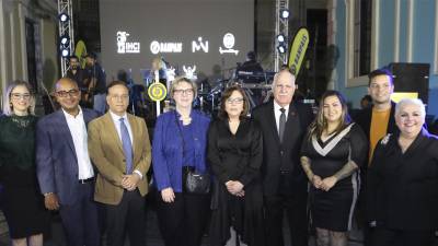 Ejecutiva de Banpaís y representantes del IHCI celebran junto a talentosos artistas en la inauguración de la exposición “Los Ochenta y Cinco”, fortaleciendo los lazos entre la institución bancaria y el mundo artístico hondureño”.