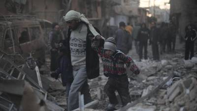 Niño rescatado tras ataque aéreo.