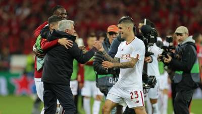José Mourinho celebrando con sus jugadores la clasificación a la final de la Europa League tras eliminar al Bayer Leverkusen.