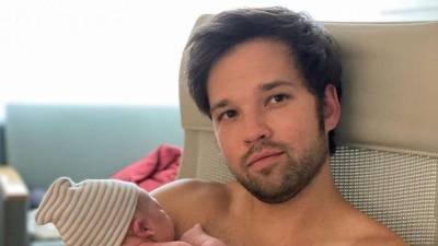 Nathan Kress junto a su tercer hijo.