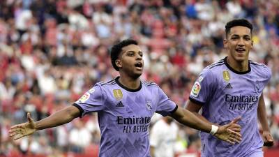 Rodrygo celebra su doblete que le hizo al Sevilla para la remontada del Real Madrid.