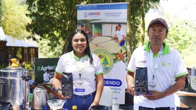 Productores presentan sus selectos granos de café hondureño en una destacada exposición durante el Honduras Origin Coffee Fest 2024.