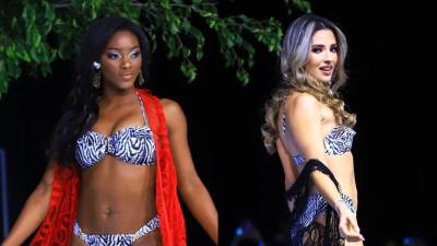 Las 20 candidatas presumieron ante el público y los jueces, sus siluetas en traje de baño. Fotos: Moisés Valenzuela.