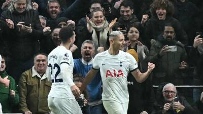 El brasileño Richarlison anotó uno de los goles en la victoria del Tottenham.