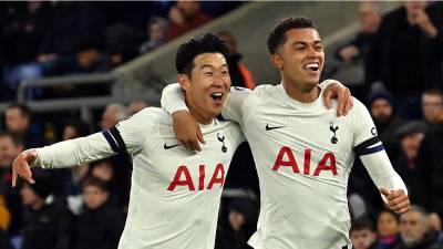El Tottenham se impuso de visita 1-2 a su vecino Crystal Palace y se aseguró continuar líder en la Premier League.