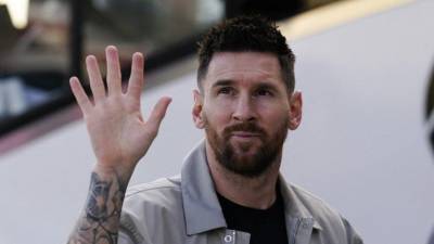 Messi saludando a los fans del Inter Miami en el momento que llegó al estadio.