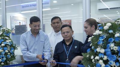 Corte de la cinta de inauguración de la nueva agencia de Ficohsa en El Progreso.