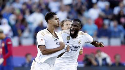 Jude Bellingham gritando su golazo para el empate del Real Madrid ante el Barcelona en el Clásico en Montjuïc.