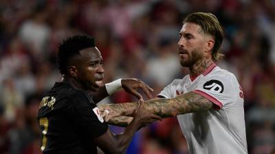 Sergio Ramos apartando a Vinicius de una tangana que se formó en el segundo tiempo.