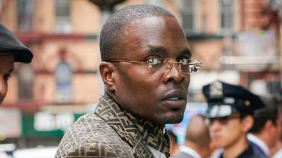 El obispo Lamor Whitehead, apodado el ‘’obispo bling’’, es famoso por su estilo llamativo.