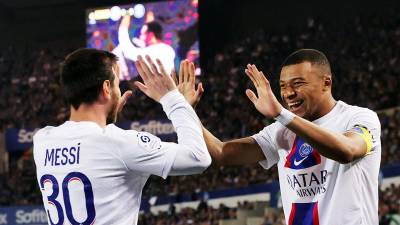 Lionel Messi y Kylian Mbappé celebrando el gol contra el Estrasburgo.