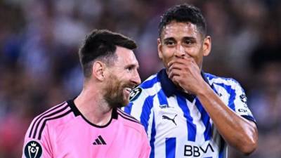 Luis Romo y Lionel Messi tuvieron su enfrentamiento dentro de la cancha del estadio BBVA. Foto cortesía diario Récord.