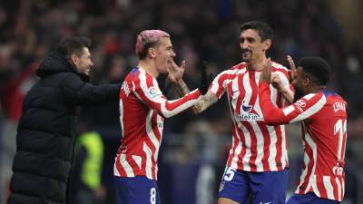 Diego Simeone celebrando con Antoine Griezmann, Thomas Lemar y Stefan Savić un gol ante el Sevilla.