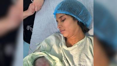 El recién nacido junto a su madre.