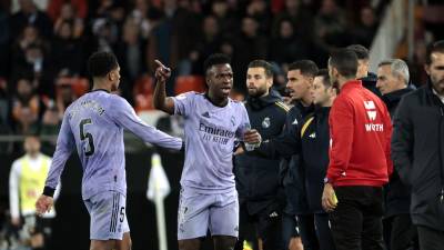 Vinicius le dice algo al cuarto árbitro del partido durante la revisión del VAR de su segundo gol ante Valencia.