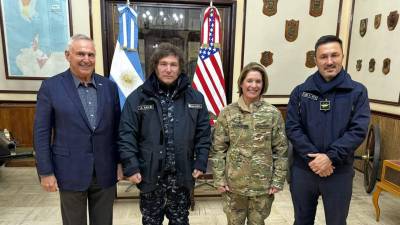 Milei junto a la general del Comando sur de los Estados Unidos, Laura Richardson, y el ministerio de Defensa de Argentino, Luis Petri.