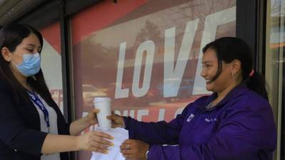 Con una sonrisa dulce y la amabilidad que la caracterizan, Andrea Santos, de 20 años, llegó ayer a este rotativo para entregar un pedido en horas de la tarde.