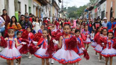 Niñas pomponeras engalanaron los desfiles en San Rosa de Copán.