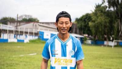 Shin Fujiyama visitó las instalaciones del Victoria donde fue sorprendido con importante regalo. Esto le obsequiaron. Fotos: Cortesía.