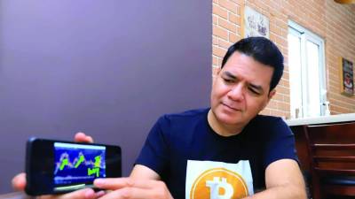 <b>Erick Andrade, </b><i>trader</i><b> de monedas digitales. </b>