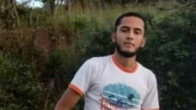 <b>El cuerpo de Danny Fúnez (foto) quedó junto al de su padre en una calle de tierra y cerca de la motocicleta.</b>