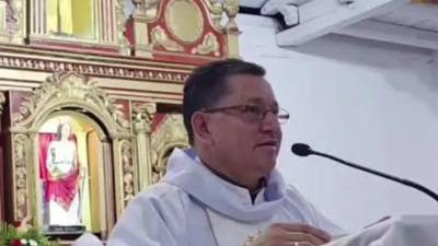 El padre Sandro Aguilar durante la homilía dominical.