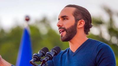 Fotografía del presidente Nayib Bukele durante una conferencia de prensa.