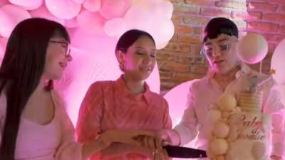 El cantante Dani Flow junto a su esposa y su novia.