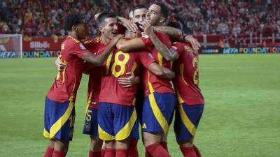 España lidera su grupo con 7 unidades, seguido de Dinamarca con 6 puntos.