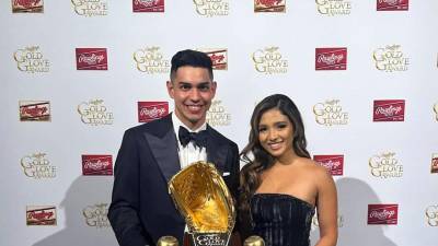 Mauricio Dubón junto a su esposa Nancy Herrera posando con el Guante de Oro.