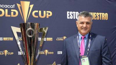 Diego Vázquez posando a la par del trofeo de la Copa Oro 2023.