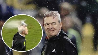 Javier ‘Vasco’ Aguirre fue impactado por una lata de cerveza en la cabeza y se fue ensangrentado del campo.