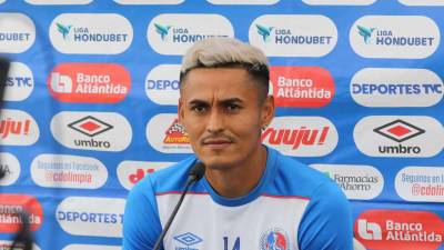 Andy Nájar en conferencia de prensa en la sede del Olimpia.