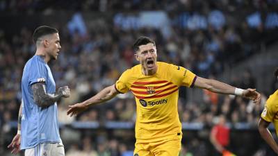 Robert Lewandowski celebrando uno de sus goles para salvar al Barcelona ante Celta de Vigo.