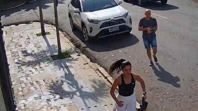 Los últimos momentos de Esmeralda Moronta de los Santos fueron captados por cámaras de seguridad de la zona, cuando intentaba escapar tras salir de la Fiscalía donde había denunciado a su expareja.
