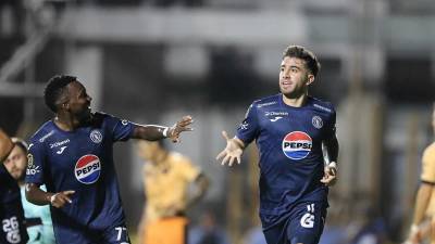 Agustín Auzmendi celebrando su golazo contra el CD Águila de El Salvador.