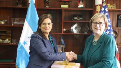 Ministra de Defensa, Rixi Moncada extiende la mano a embajadora de Estados Unidos en Honduras, Laura Dogu.