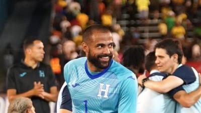 Edrick Menjívar celebrando con el resto de sus compañeros el pase a cuartos de final que logró Honduras luego de empatar sin goles ante Jamaica.