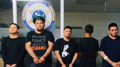 La Policía Nacional capturó la noche del martes a cinco hombres, entre ellos un menor de edad, en La Ceiba, Atlántida. Según las autoridades policiales, los detenidos presuntamente venían de cometer un crimen. Además, dos de ellos estarían relacionados con la masacre de cuatro primos ocurrida en la colonia San Judas.