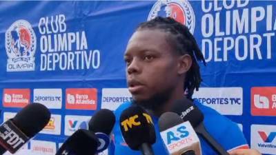 José García brindó declaraciones a los medios en el entrenamiento del Olimpia.