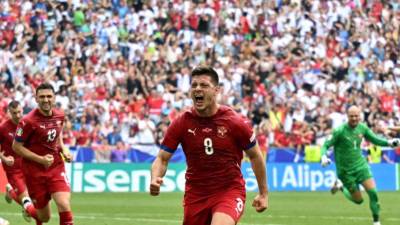 Luka Jovic celebrando con euforia su golazo en el Serbia vs Eslovenia.