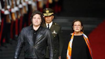 El presidente de Argentina, Javier Milei fue es recibido por la ministra de Exteriores de El Salvador, Alexandra Gill.