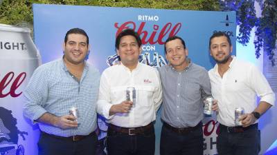 Los ejecutivos Héctor Turcios, Gustavo Palacios, Guido Díaz y Walter López, durante el lanzamiento de la campaña al Ritmo Chill con Ozuna.