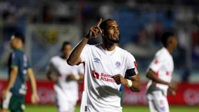 Jerry Bengtson celebrando su gol para la remontada del Olimpia 2-1 contra el Marathón.