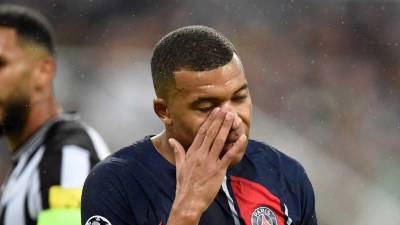Kylian Mbappé no pudo cambiar la historia ante el Newcastle y el PSG fue goleado en la Champions League.