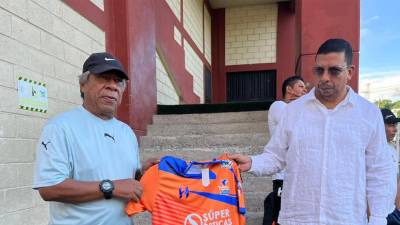 Ramón Maradiaga en el momento que lo presentaba el presidente Darío Cruz de la UPN.