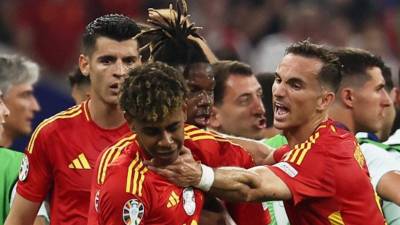 Lamine Yamal fue felicitado por sus compañeros de España tras su golazo ante Francia.