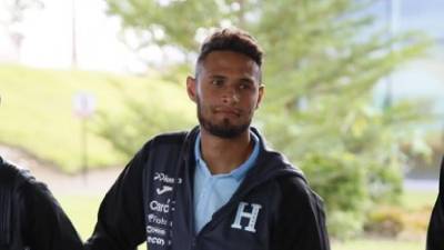 Alex López en su arribo a Honduras tras su participación con la Selección ante Islandia.